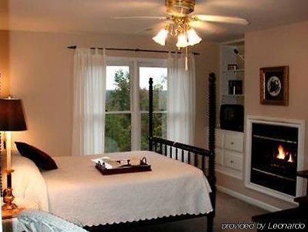 Garden Inn At Bee Rock Monterey Room photo