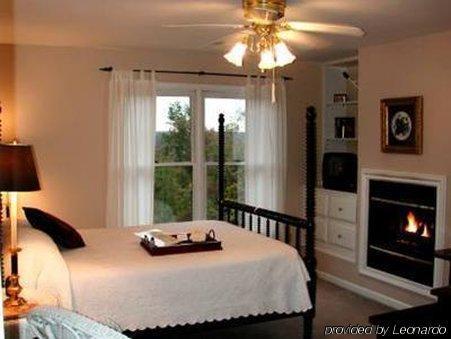 Garden Inn At Bee Rock Monterey Room photo